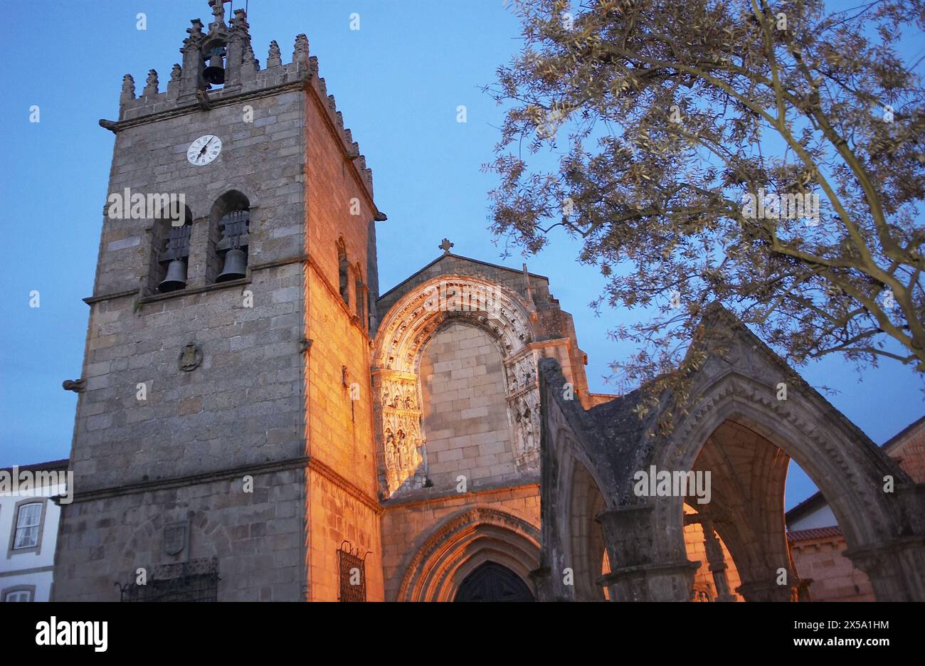 La chiesa di Nossa Senhora de Oliveira e Salado monumento in Largo da Oliveira, Guimarães. Minho, Portogallo Foto Stock
