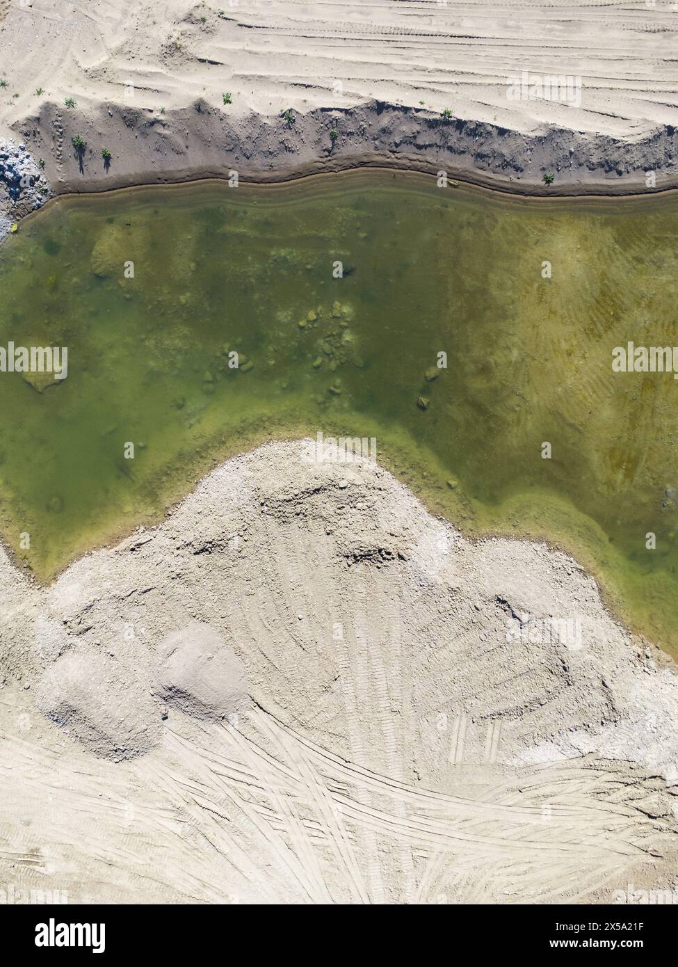 Vista dall'alto del lago di riempimento di una cava di materiali da costruzione nella valle del Tevere, provincia di Viterbo, Italia centrale. Foto Stock