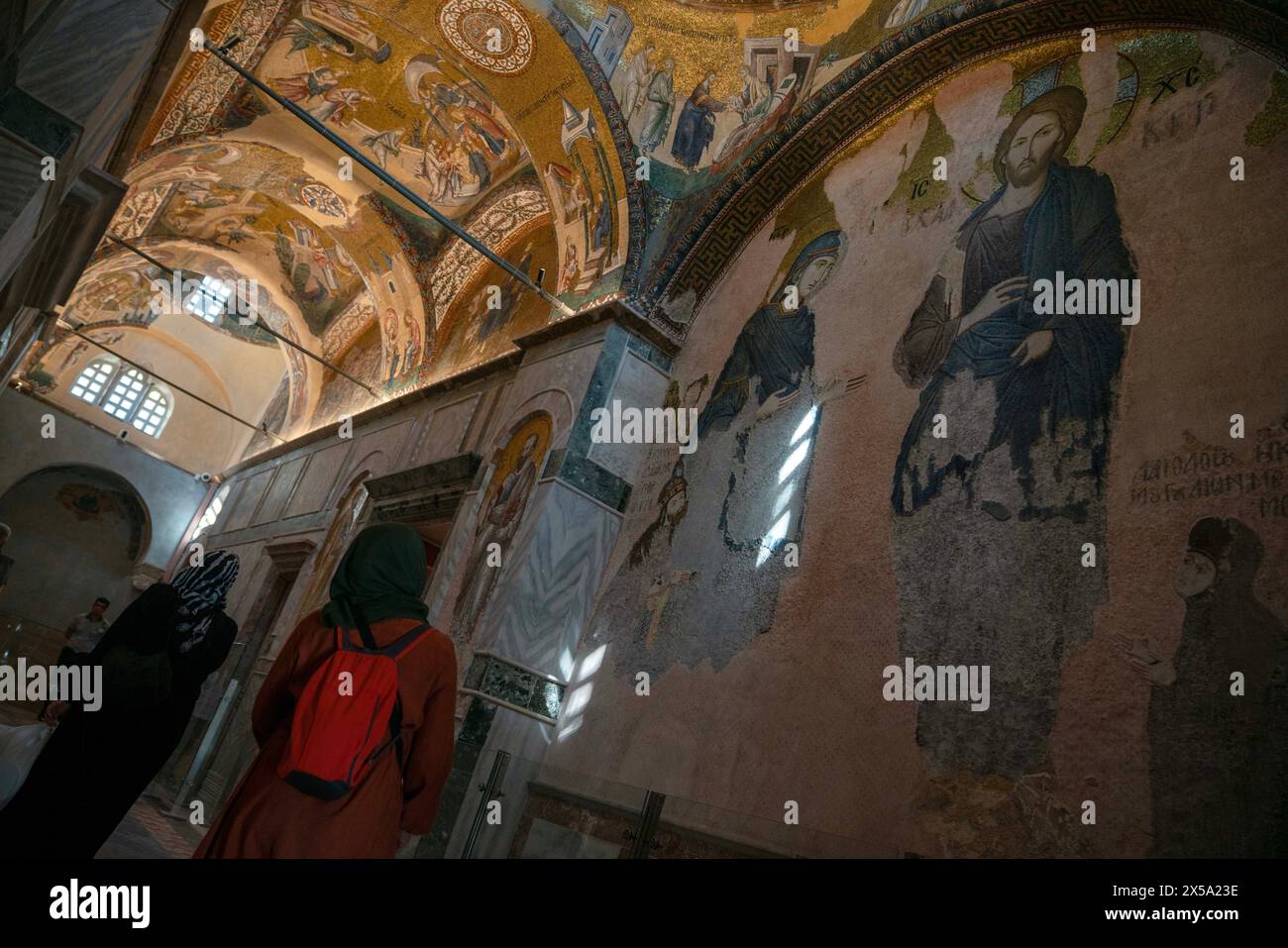 8 maggio 2024, Fatih, Istanbul, Turchia: Le persone visitano la storica Moschea Chora di Istanbul, riaperta ai visitatori l'8 maggio 2024. Chora fu convertita in una moschea intorno al 1511, in seguito alla conquista di Costantinopoli da parte dell'Impero ottomano. Chora, che è stata trasformata in museo nel 1945 con la decisione presa dal Consiglio dei ministri il 2 agosto 1945, è diventata nuovamente una moschea con il decreto presidenziale del 1 agosto 2020 e il restauro è iniziato. Il restauro della moschea è stato completato in 4 anni. Il 6 maggio 2024, la Moschea di Chora è stata ufficialmente aperta come moschea. (Immagine di credito: © Tolga Foto Stock