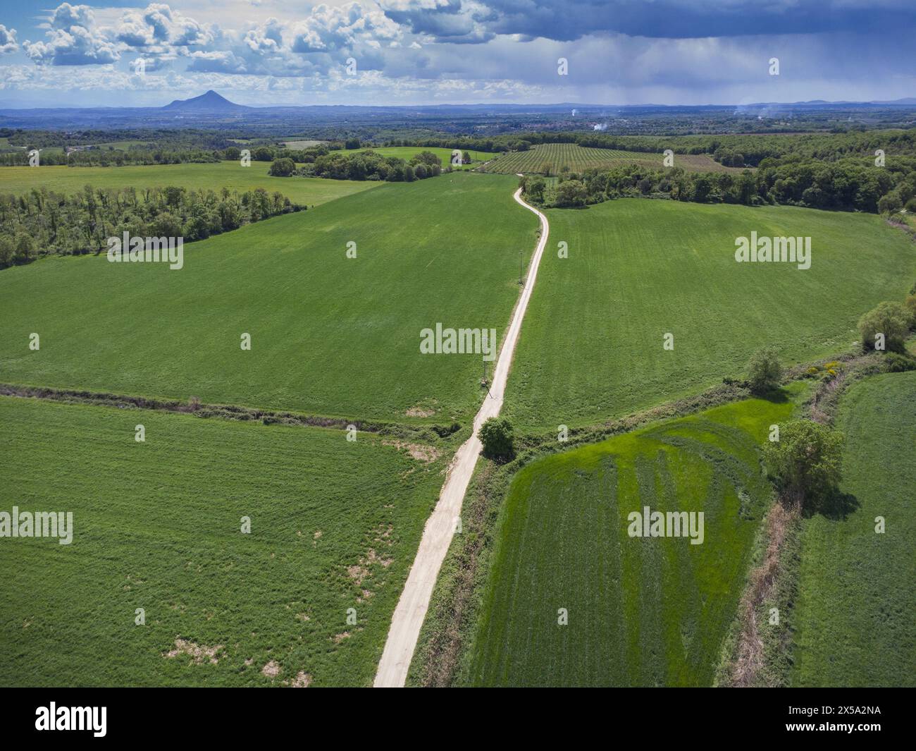 Veduta della Valle del Tevere nel Lazio, Italia centrale, con Monte Soratte in piedi solo sullo sfondo a sinistra. Foto Stock