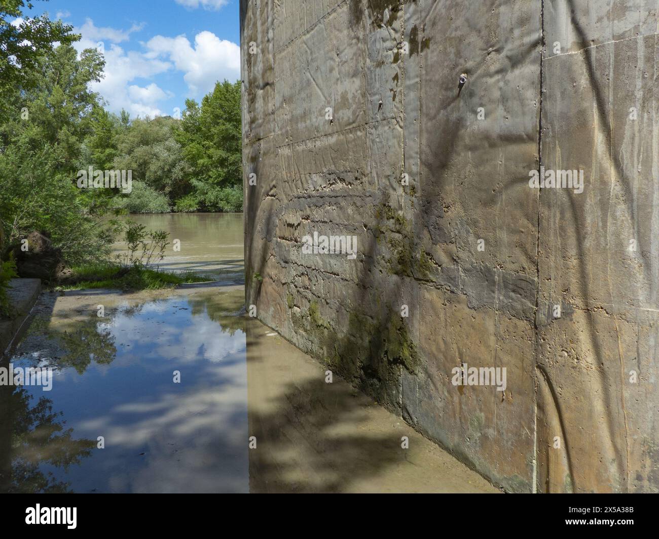 Dettaglio di una struttura in calcestruzzo che sostiene un ponte ferroviario Foto Stock