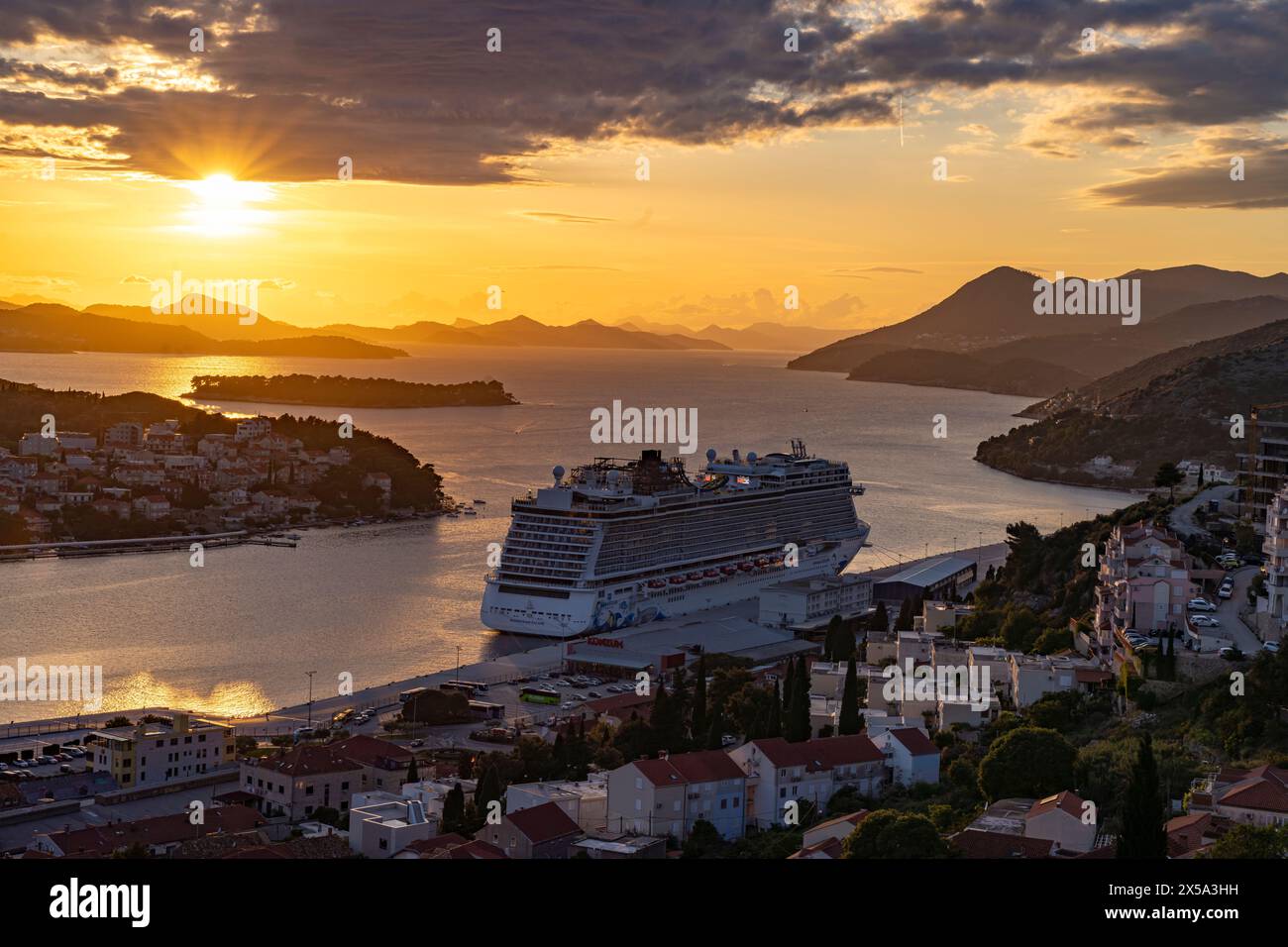 Kreuzfahrtschiff Norwegian Escape im Hafen von Dubrovnik bei Sonnenuntergang, Kroatien, Europa | nave da crociera Norwegian Escape at Dubrovnik Habour at Foto Stock