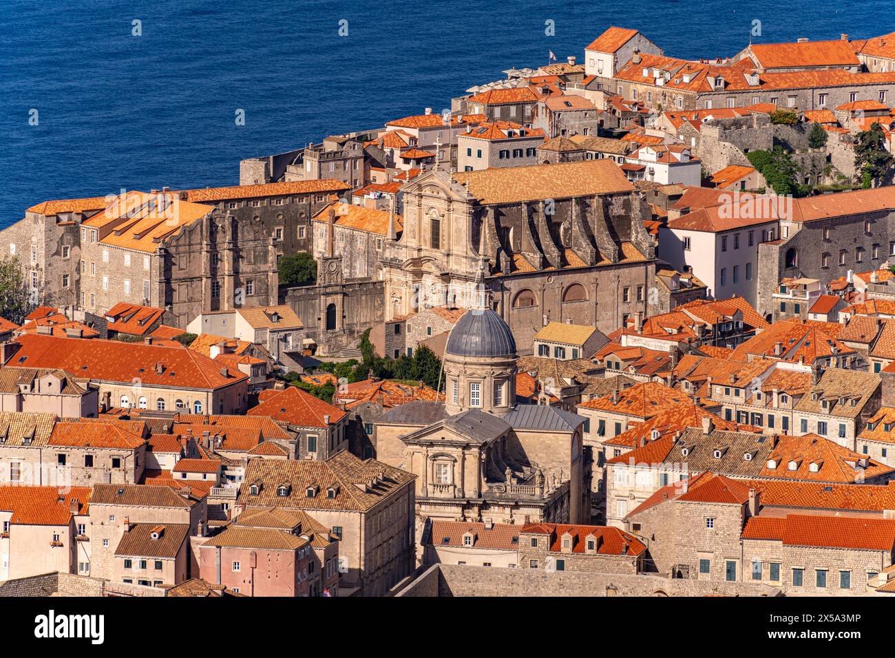 Altstadt mit Kathedrale und Kirche des Heiligen Ignatius von oben gesehen, Dubrovnik, Kroatien, Europa | Cattedrale e Chiesa di Sant'Ignazio visto fr Foto Stock