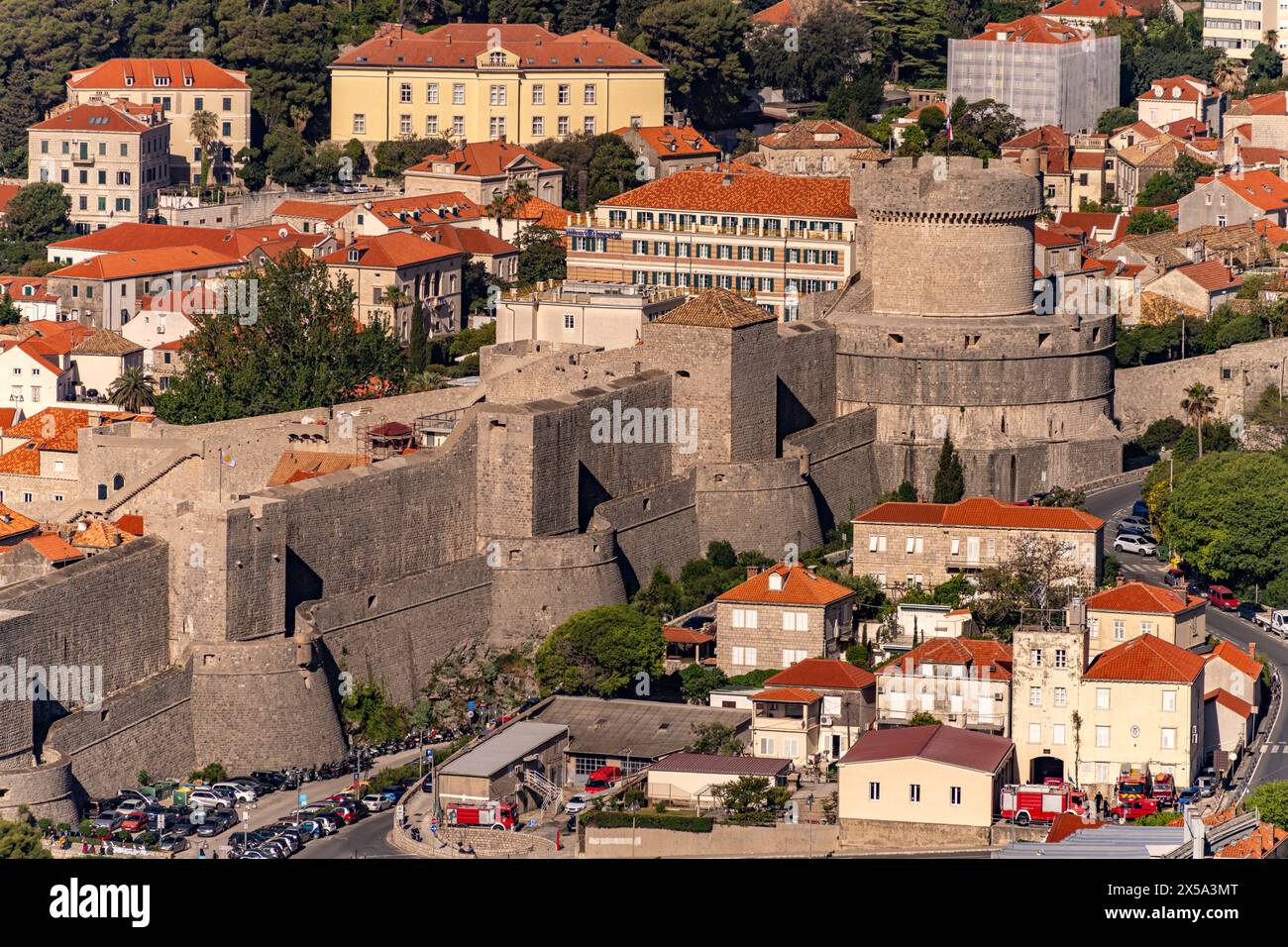 Stadtmauer und Festung Minceta von oben gesehen, Dubrovnik, Kroatien, Europa | Mura della città e fortezza di Minceta viste dall'alto, Dubrovnik, Croazia, EUR Foto Stock