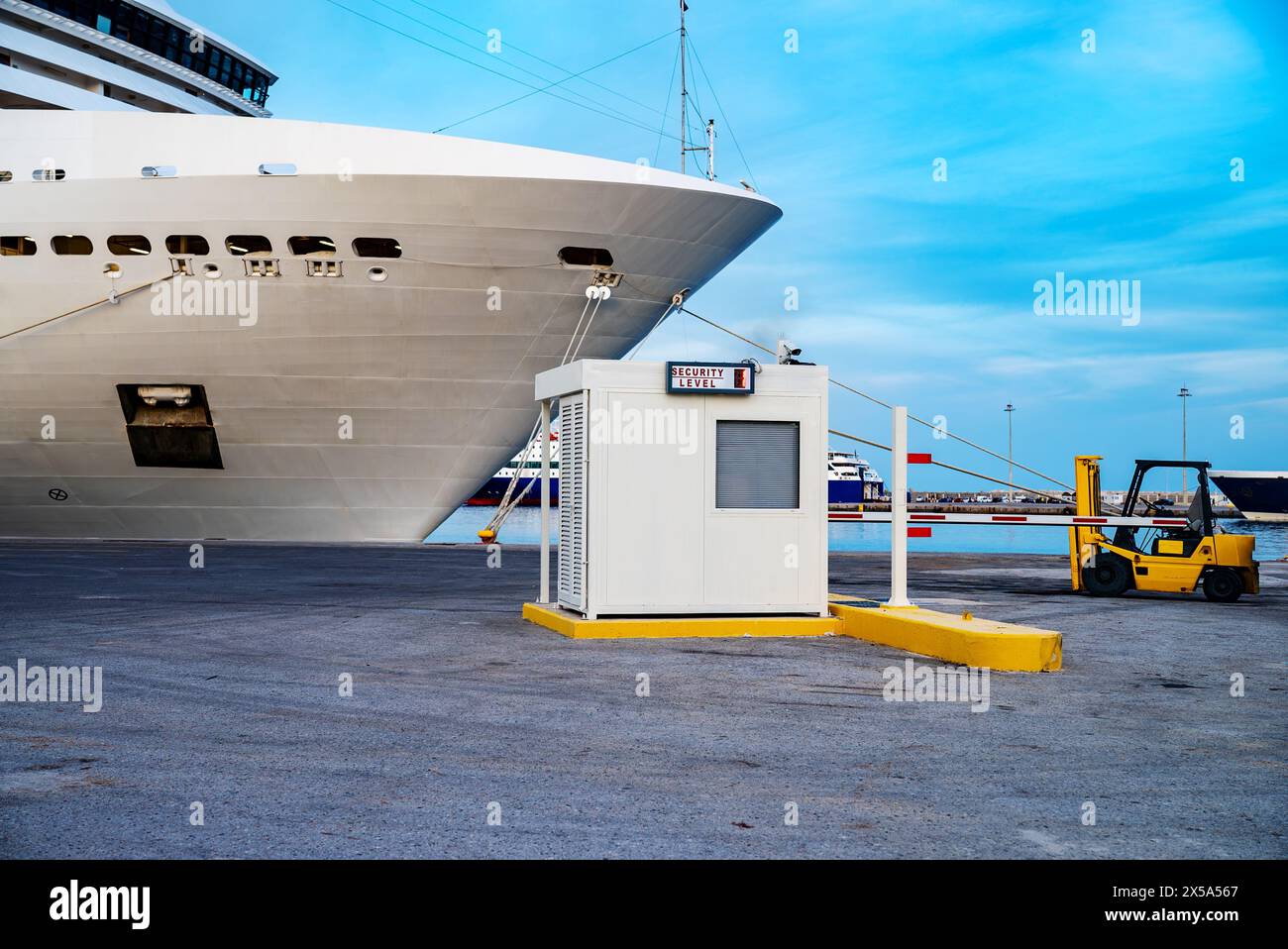 Cabina di sicurezza vicino alla nave da crociera nel porto. Foto Stock