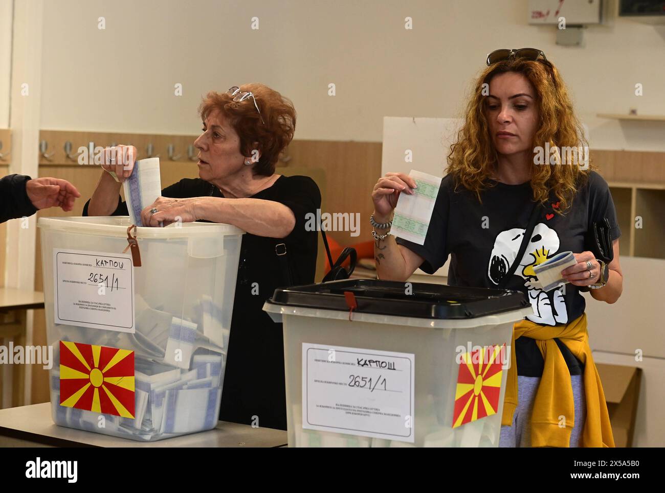 Una donna lancia il suo voto durante il secondo turno delle elezioni presidenziali e parlamentari, in un seggio elettorale a Skopje, Macedonia del Nord, l'8 maggio 2024. IMAGO/PETR STOJANOVSKI Foto Stock