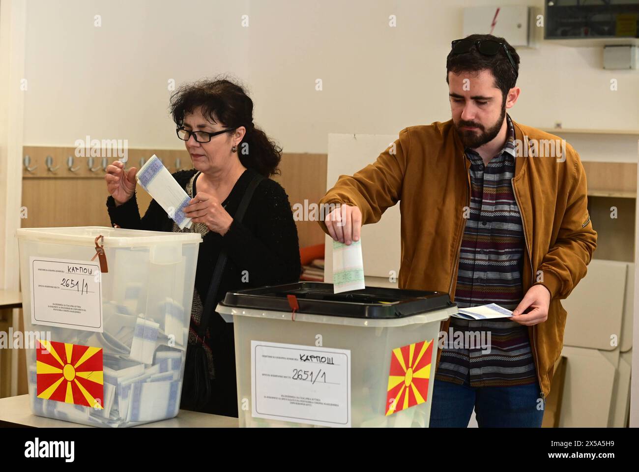 Le persone votano durante il secondo turno delle elezioni presidenziali e parlamentari, in un seggio elettorale a Skopje, Macedonia del Nord, l'8 maggio 2024. IMAGO/PETR STOJANOVSKI Foto Stock