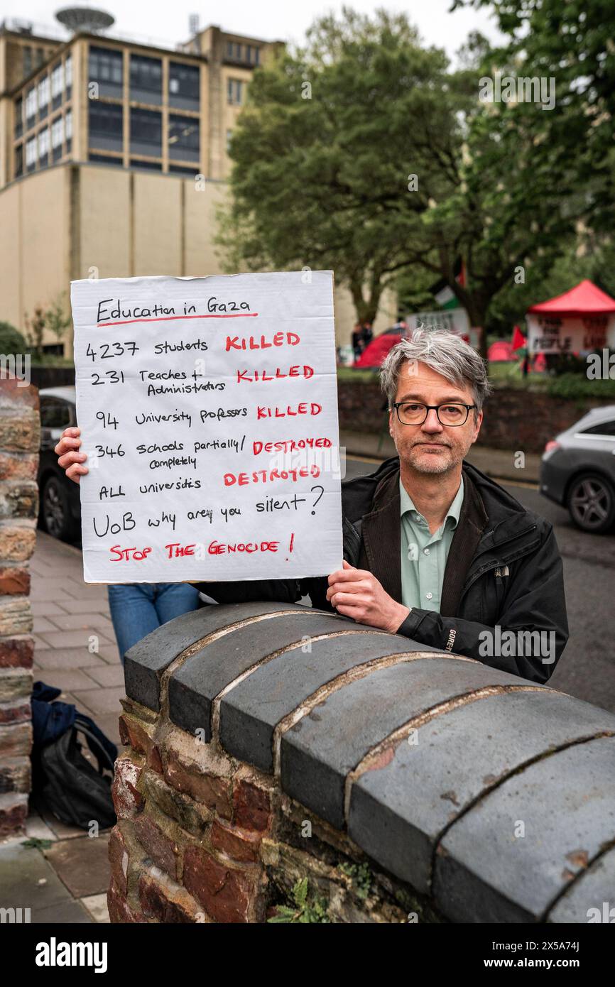 Accampamento studentesco presso l'Università di Bristol (Regno Unito) per protesta contro i presunti legami commerciali dell'università con Israele e con le compagnie di armamento. Foto Stock