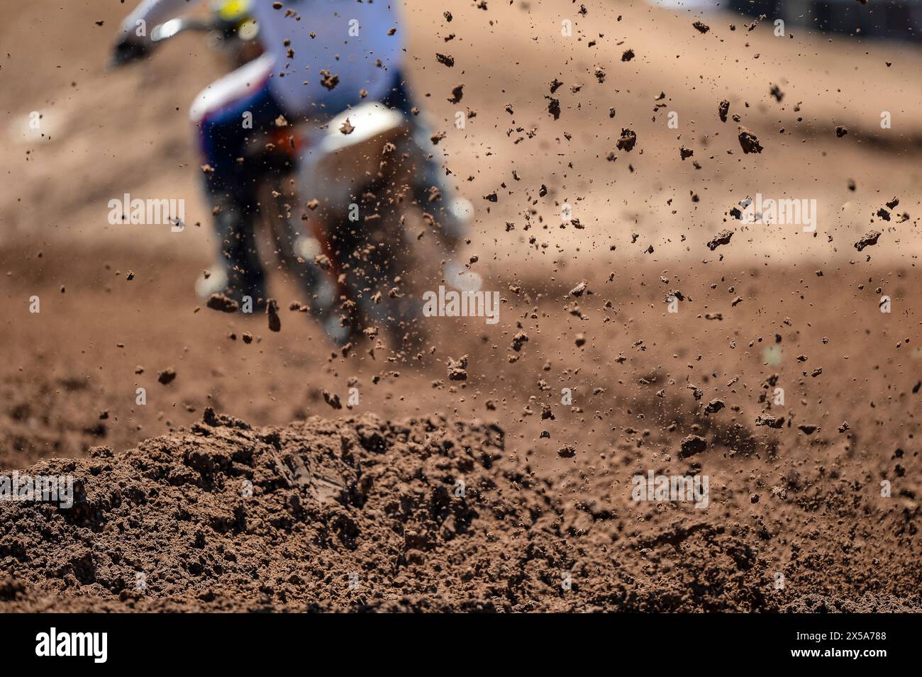 Fango che vola su pista MX Foto Stock