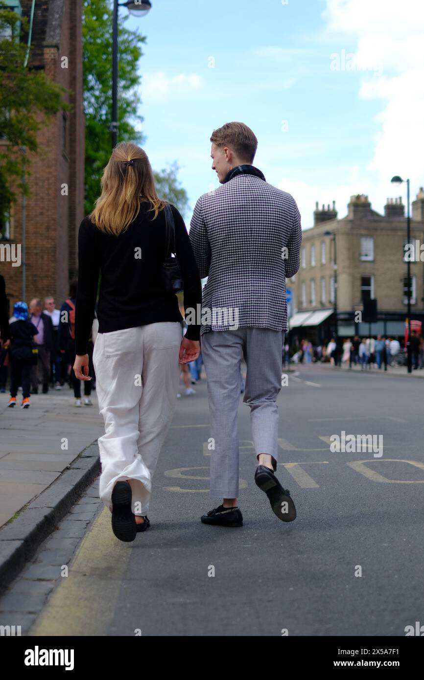 Una coppia alla moda che cammina per Cambridge Foto Stock