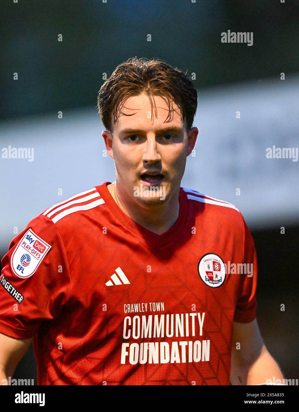 Will Wright of Crawley The Sky Bet EFL League Two play-off partita semifinale di andata e ritorno tra Crawley Town e MK Dons al Broadfield Stadium di Crawley, Regno Unito - 7 maggio 2024. Foto Simon Dack / Telefoto immagini. Solo per uso editoriale. Niente merchandising. Per le immagini di calcio si applicano restrizioni fa e Premier League inc. Non è consentito l'utilizzo di Internet/dispositivi mobili senza licenza FAPL. Per ulteriori dettagli, contattare Football Dataco Foto Stock