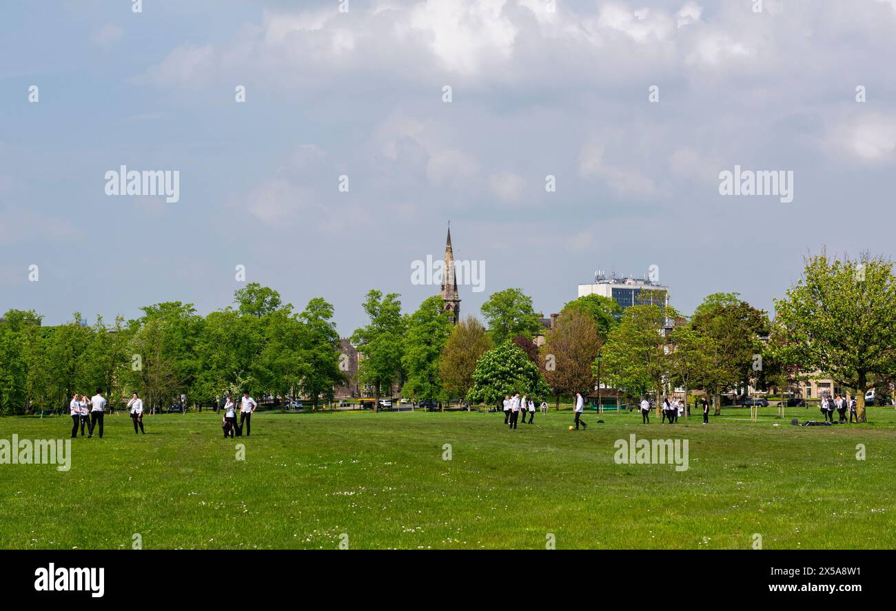 Harrogate, Regno Unito. 8 maggio 2024. Grandi gruppi di studenti celebrano il Leavers Day nel randagio nel centro della città, mentre il tempo diventa finalmente più caldo e soleggiato. Crediti fotografici: ernesto rogata/Alamy Live News Foto Stock