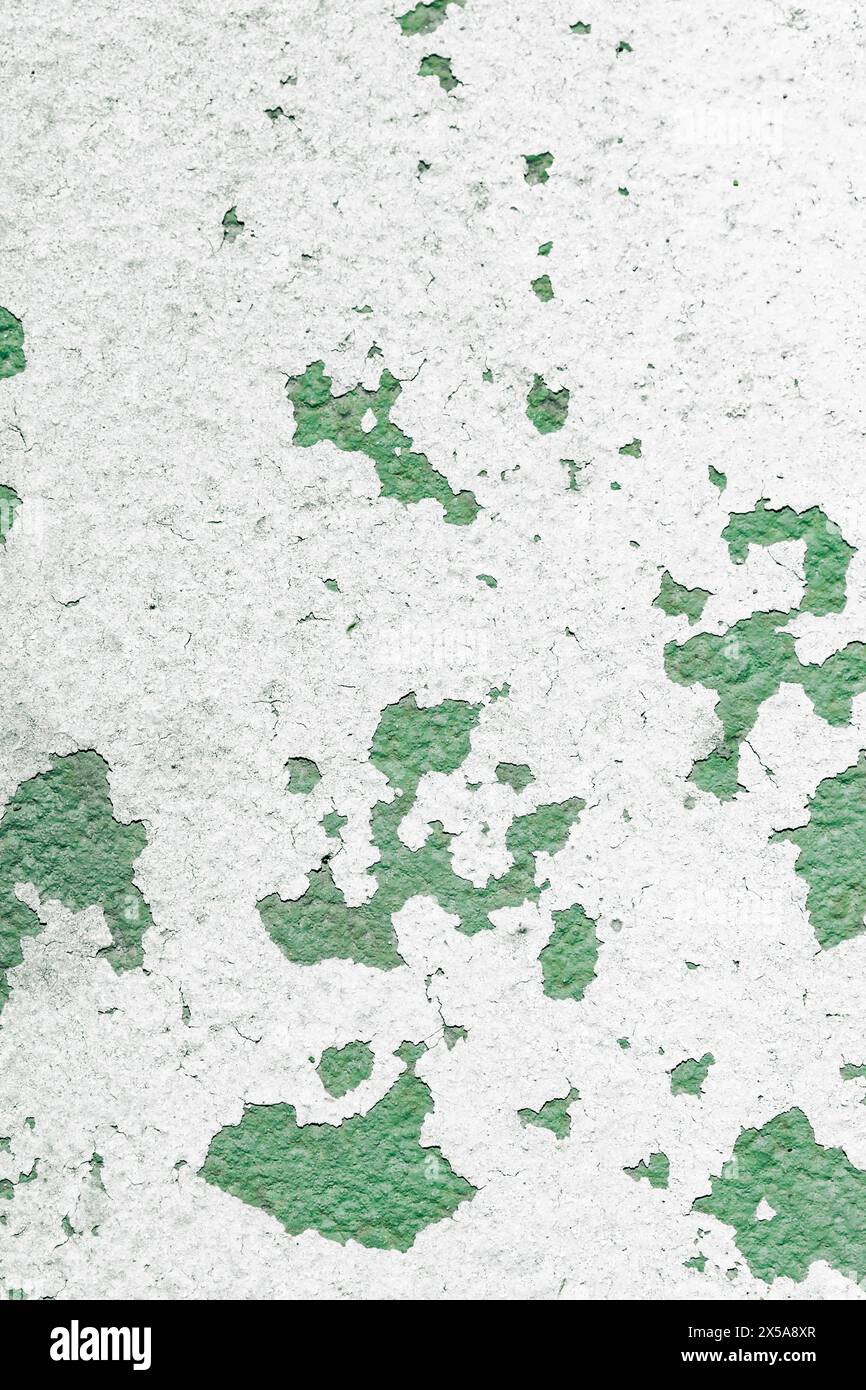 Immagine ad alta risoluzione che mostra la consistenza di una vecchia parete con scaglie di vernice verde che si staccano dalla superficie. Foto Stock