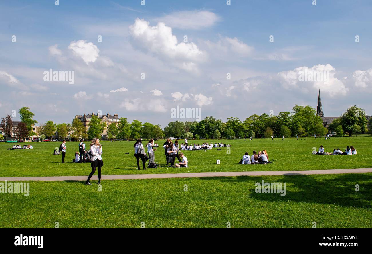 Harrogate, Regno Unito. 8 maggio 2024. Grandi gruppi di studenti celebrano il Leavers Day nel randagio nel centro della città, mentre il tempo diventa finalmente più caldo e soleggiato. Crediti fotografici: ernesto rogata/Alamy Live News Foto Stock