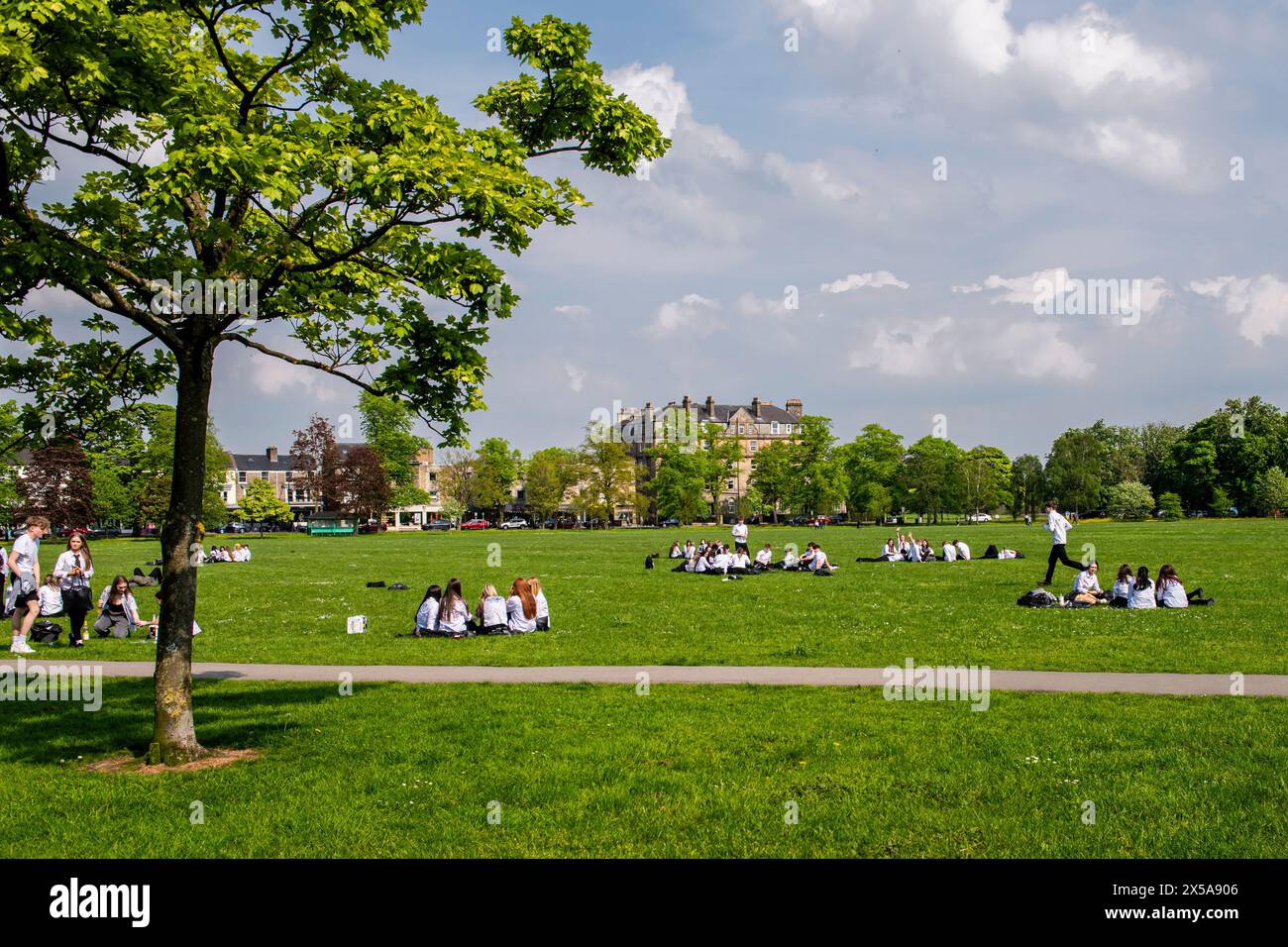 Harrogate, Regno Unito. 8 maggio 2024. Grandi gruppi di studenti celebrano il Leavers Day nel randagio nel centro della città, mentre il tempo diventa finalmente più caldo e soleggiato. Crediti fotografici: ernesto rogata/Alamy Live News Foto Stock