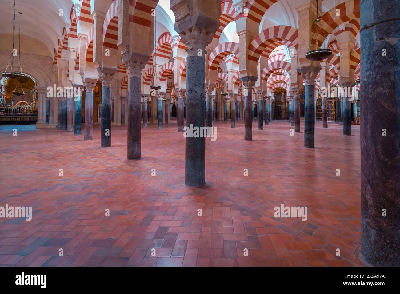 Interno della grande Moschea-Cattedrale di Córdoba, con archi e colonne a righe Foto Stock