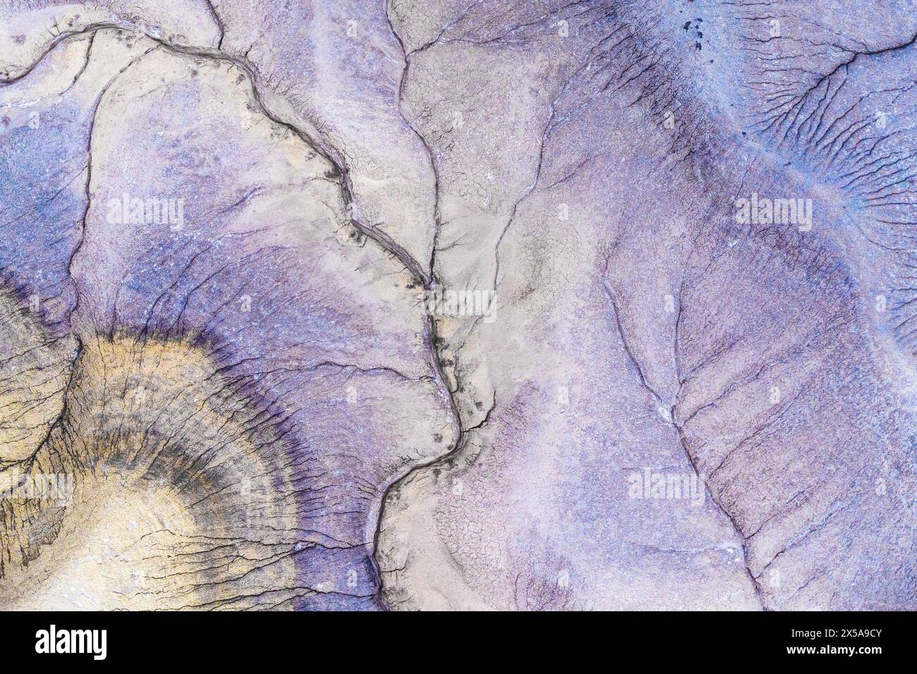 Vista aerea che mostra le intricate texture e i motivi del paesaggio desertico dello Utah, riflettendo la bellezza naturale e la diversità geologica di Foto Stock