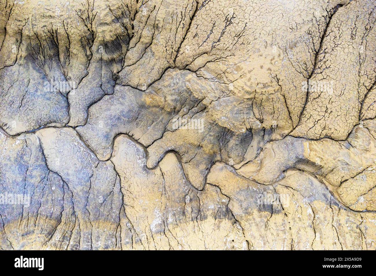Un'immagine aerea dall'alto verso il basso cattura gli intricati motivi e le texture del deserto sud-occidentale dello Utah, mostrando una miscela di toni terrosi. Foto Stock