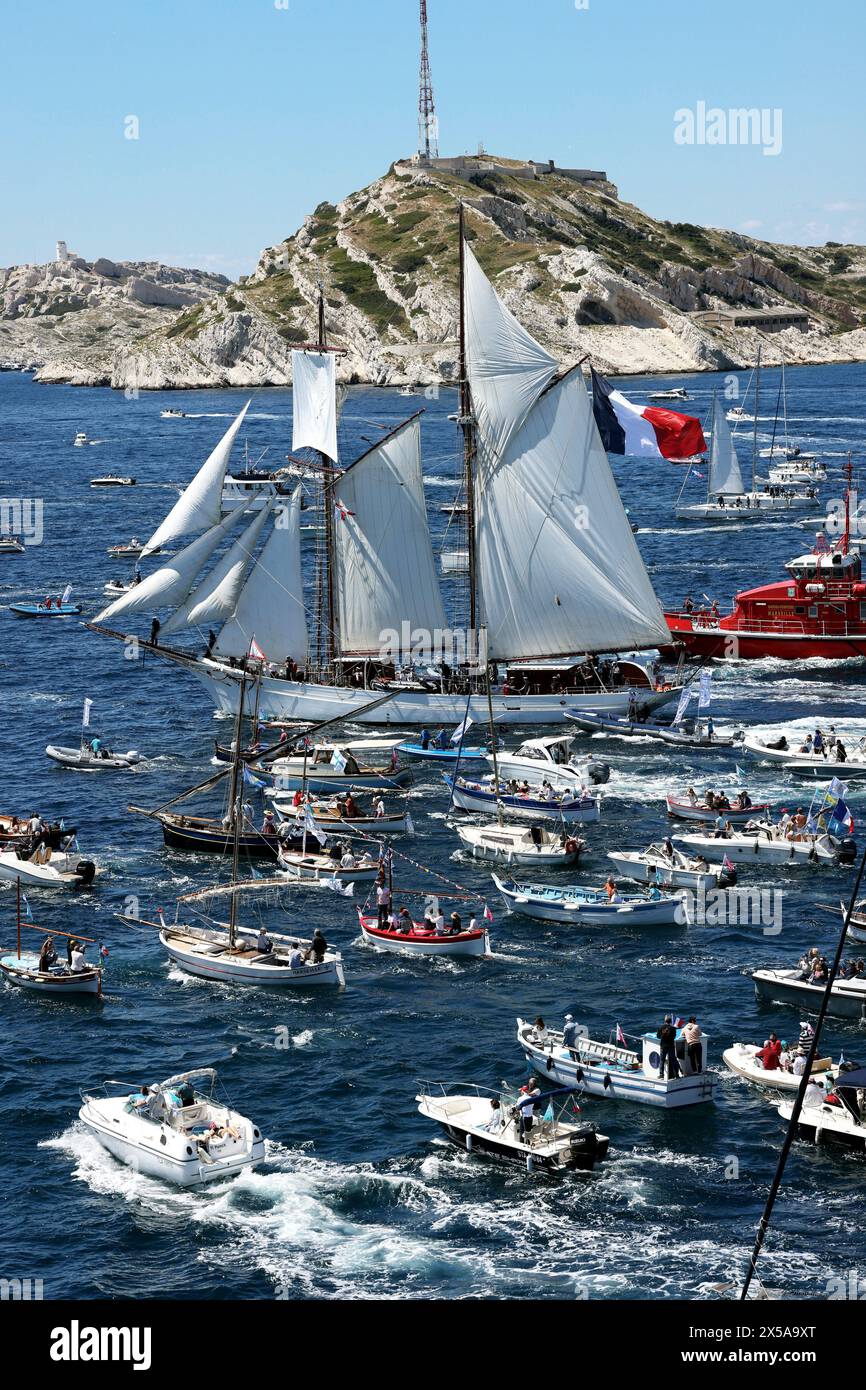 Marsiglia, Francia. 8 maggio 2024. © PHOTOPQR/LA PROVENCE/David ROSSI ; Marsiglia ; 08/05/2024 ; Flamme Olympique Paris 2024 vue du Belem du Chateau d'if de la Parade dans la rade de Marseille Belem naviga vicino alla costa di Marsiglia, l'8 maggio 2024, prima di atterrare con la torcia olimpica, in vista dei Giochi Olimpici di Parigi 2024. *** Didascalia locale *** credito: MAXPPP/Alamy Live News Foto Stock