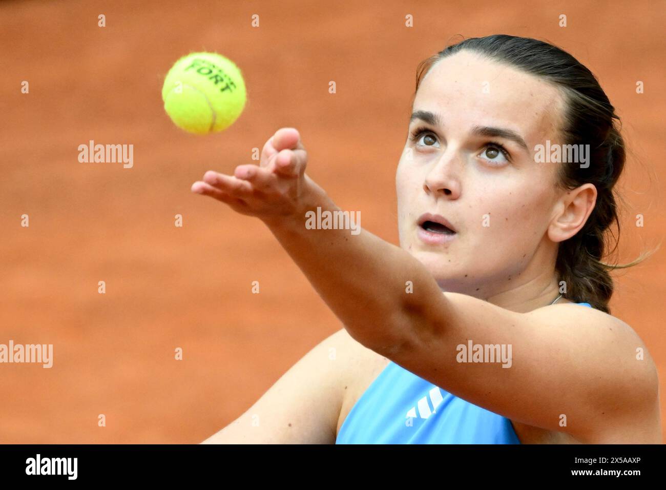 Roma, Italia. 8 maggio 2024. Clara Burel di Francia serve durante la partita contro Naomi Osaka degli Stati Uniti d'America al torneo di tennis internazionali BNL d'Italia 2024 al foro Italico di Roma l'8 maggio 2024. Naomi Osaka ha battuto in finale Clara Burel 7-6, 6-1. Crediti: Insidefoto di andrea staccioli/Alamy Live News Foto Stock