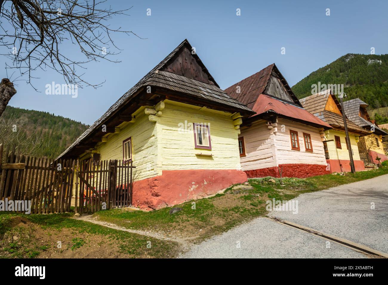 Vlkolinec, Slovacchia - mese giorno anno: 31 marzo 2024: Patrimonio dell'UNESCO, antico villaggio in legno di case storiche in legno, riserva di architettura popolare Foto Stock