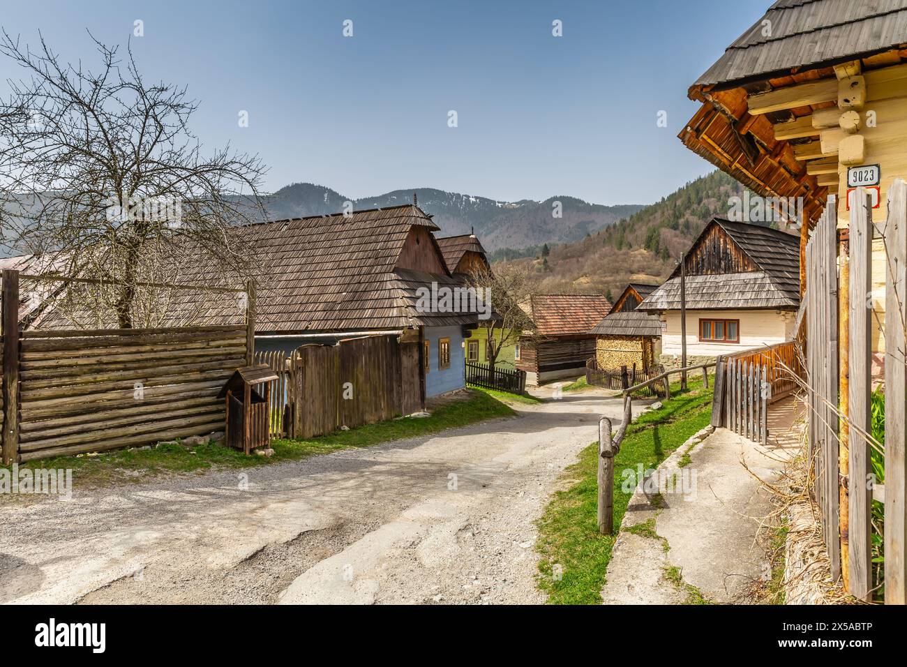 Vlkolinec, Slovacchia - mese giorno anno: 31 marzo 2024: Patrimonio dell'UNESCO, antico villaggio in legno di case storiche in legno, riserva di architettura popolare Foto Stock