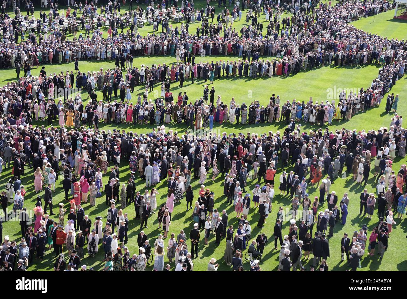 Ospiti che partecipano a un Royal Garden Party a Buckingham Palace, Londra. Data foto: Mercoledì 8 maggio 2024. Foto Stock