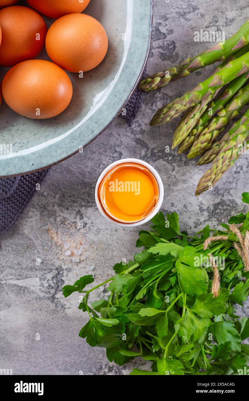 Preparazione sana di asparagi e frittata di spinaci o frittata con ingredienti Foto Stock