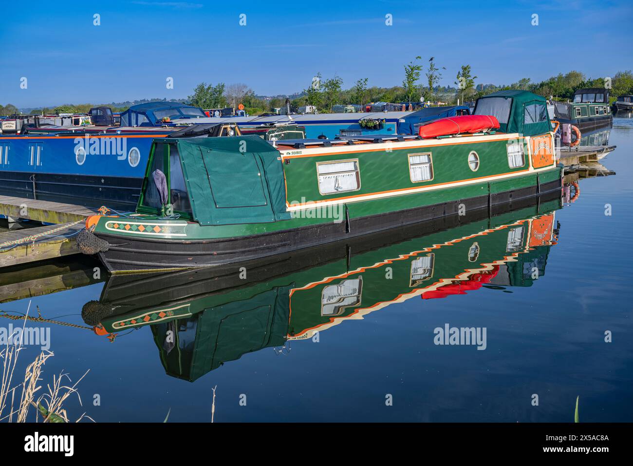 Dunchurch Pools Marina, Warwickshire, Oxford Canal - imbarcazioni a chiocciola mattutina d'estate in un ambiente tranquillo, con un cielo azzurro Foto Stock