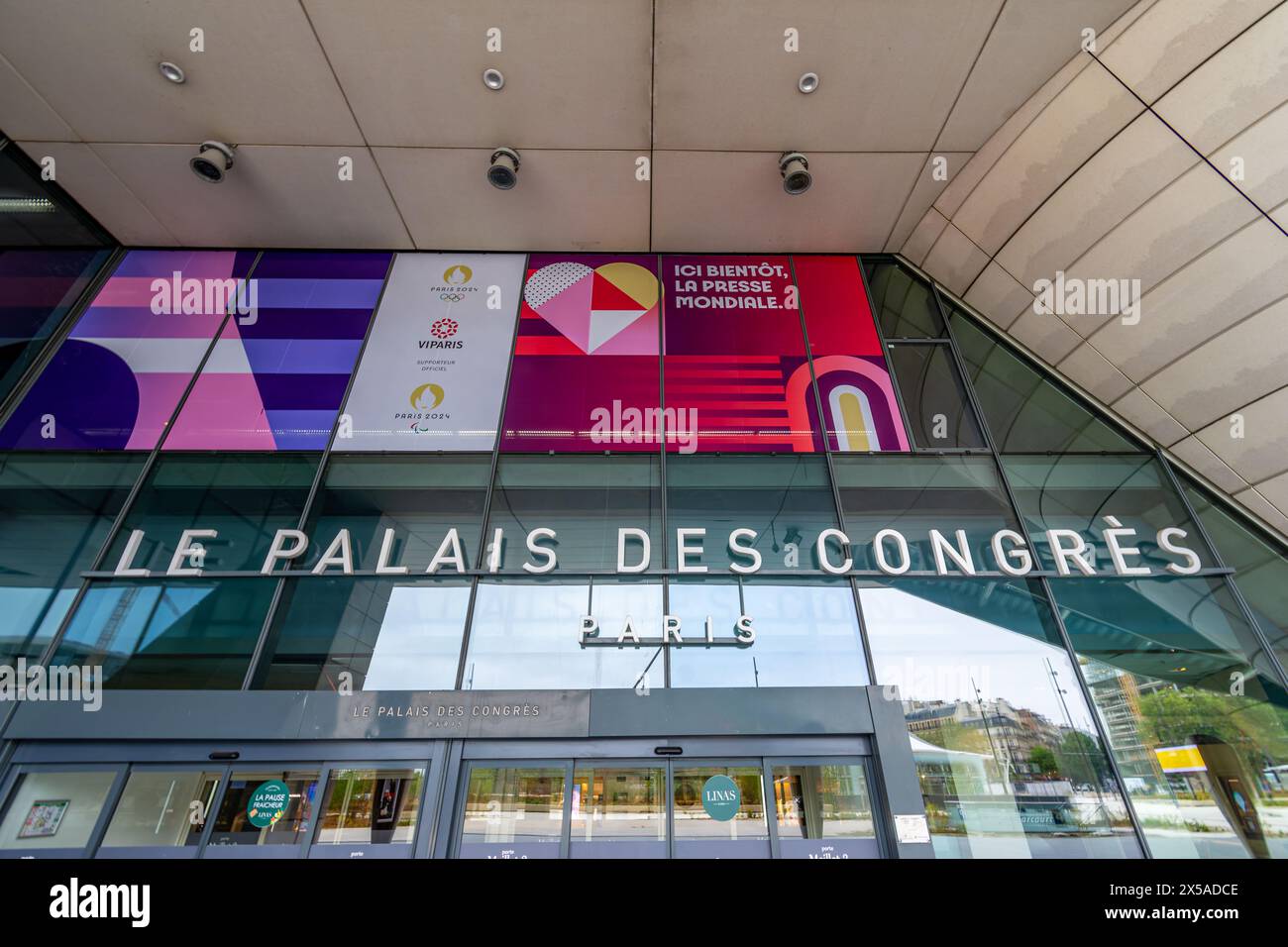 Ingresso al Palais des Congrès de Paris, centro congressi e congressi, sala per gli spettacoli e Centro Stampa Olimpico principale (MPC) durante le Olimpiadi del 2024 Foto Stock