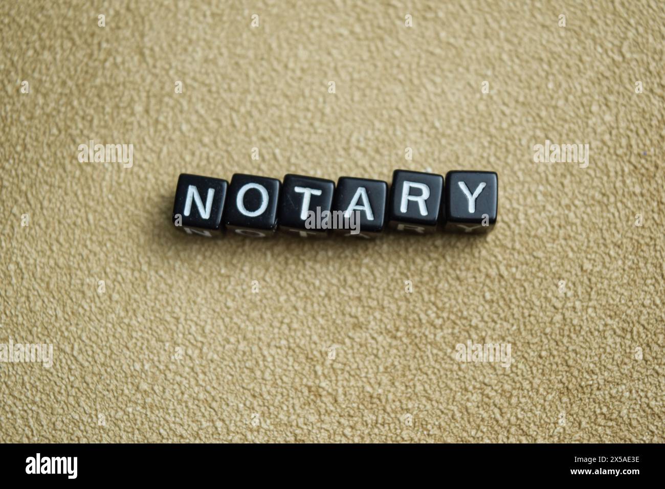 Notaio scritto su blocchi di legno. Immagine con elaborazione incrociata su sfondo in legno Foto Stock