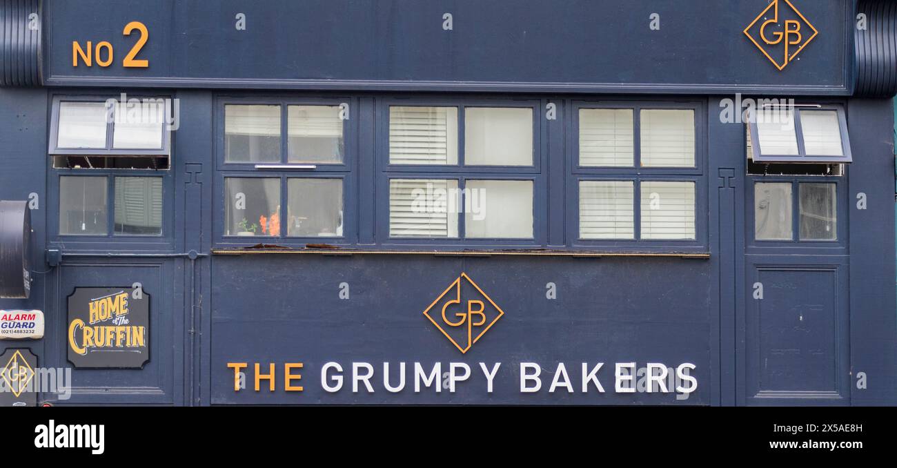 Negozio di panetterie con cartello Grumpy Bakers. Foto Stock Negozio di panetterie con cartello Grumpy Bakers. Foto Stock
