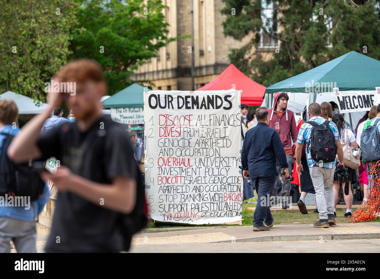 Nelle prime ore del lunedì mattina una coorte di studenti dell'Università di Oxford istituì un accampamento pro-Palestina sui terreni del Museo di storia naturale dell'Università di Oxford. Gli studenti chiedono all'università di rivelare i loro investimenti, di cedere qualsiasi relazione con Israele, e altri che hanno elencato su un grande poster situato all'ingresso dell'accampamento. Foto Stock