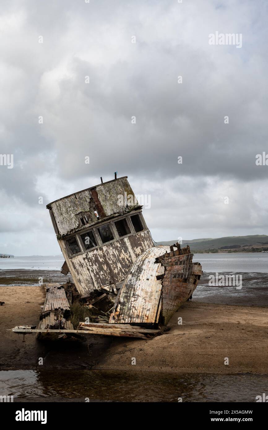 S.S. Point Reyes, un peschereccio in rovina bloccato nella sabbia lungo la baia di Tomales nel mare nazionale di Point Reyes nella città di Inverness, nord Foto Stock