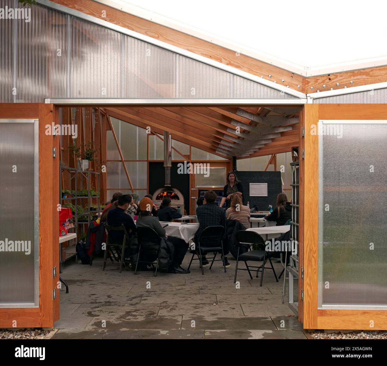 Visualizzazione durante la sessione di insegnamento. Cody Dock - The Growing Space, Londra, Regno Unito. Architetto: Live Design Studio, 2023. Foto Stock