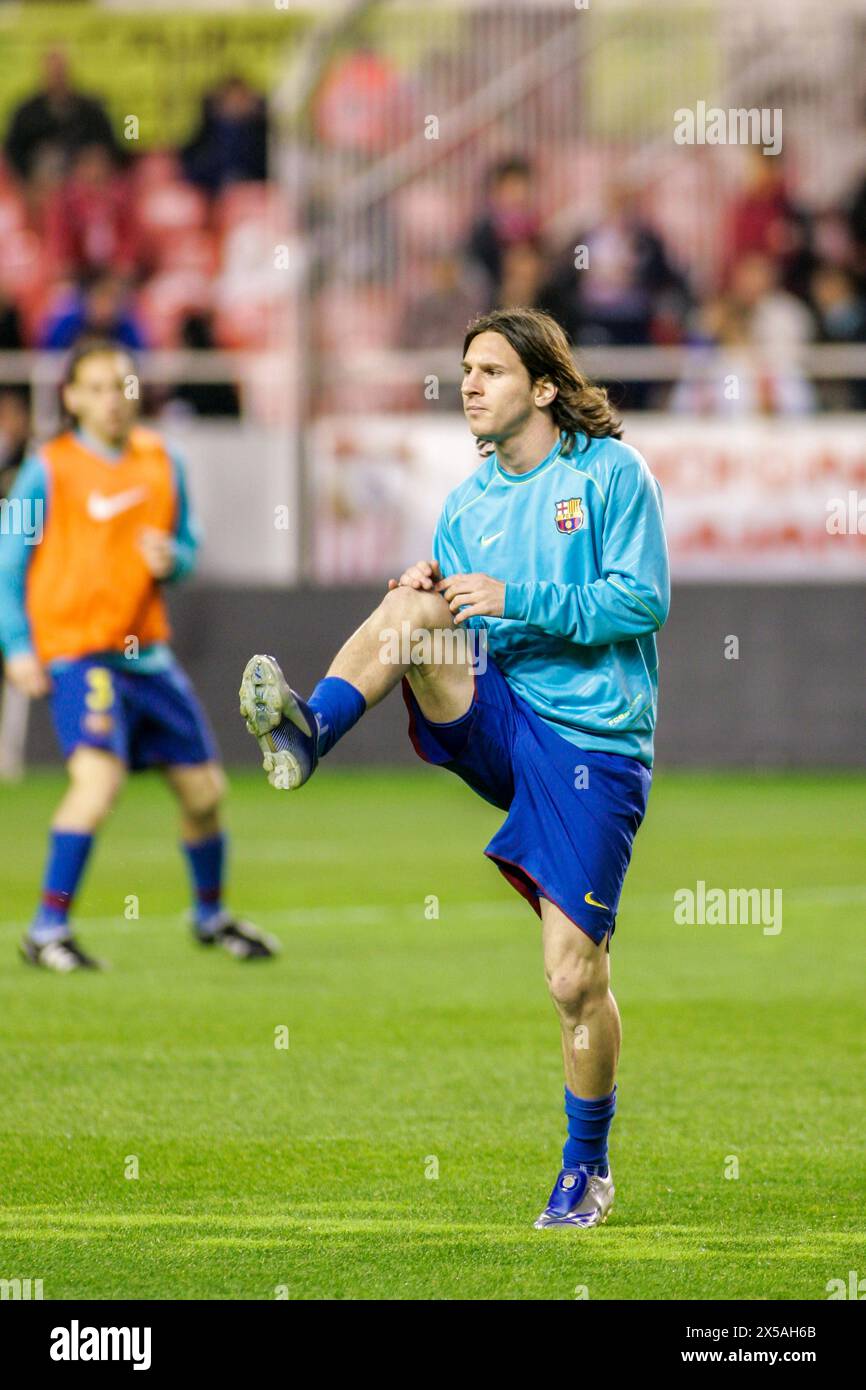 Lionel messi in divisa blu, allungando i muscoli delle gambe sul campo prima di una partita del 2008 Foto Stock