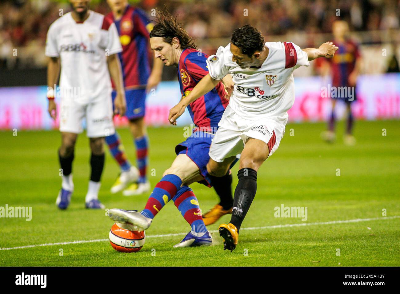 Intenso duello nei panni di messi e Adriano per il pallone nella partita Siviglia-Barcellona. Foto Stock