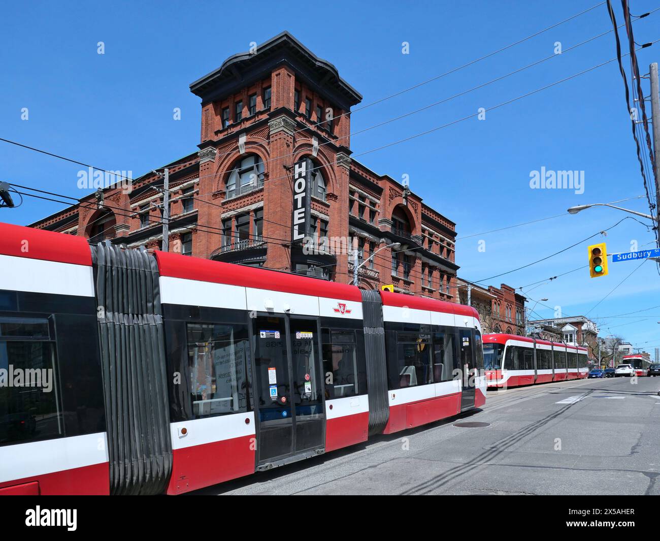 Moderni tram di Toronto di fronte ad uno storico hotel del XIX secolo Foto Stock