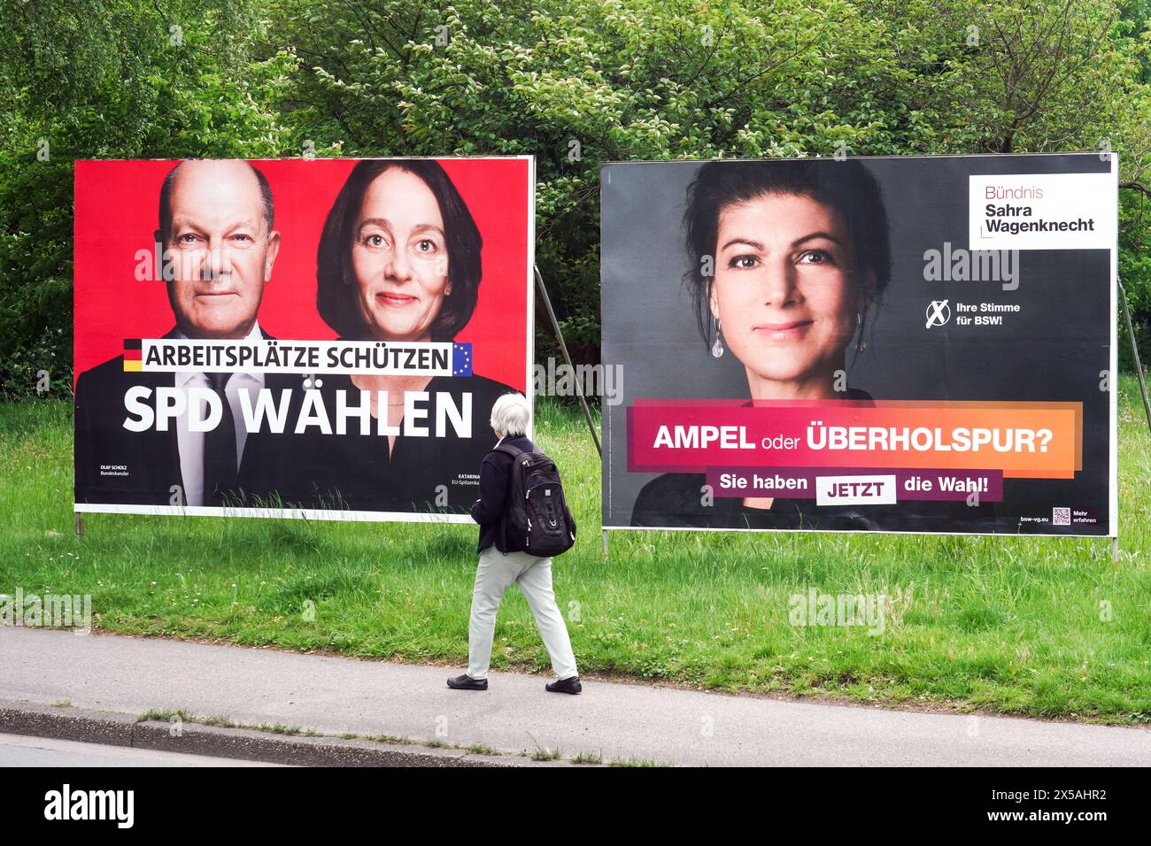 Dortmund, 8,5.2024: Eine person geht entlang der Wahlplakate zur Europawahl AM 9,6.2024. Link: Plakat der SPD mit Bundeskanzler Olaf Scholz und der deutschen eu-Spitzenkandidatin Katarina Barley. Rechts: Plakat der Partei BSW Bündnis Sahra Wagenknecht mit ihrer Spitzenkandidatin Sahra Wagenknecht --- Dortmund, 8 maggio 2024: Una persona cammina lungo i manifesti elettorali per le elezioni europee del 9 giugno 2024. A sinistra: Poster SPD con il cancelliere Olaf Scholz e la candidata europea tedesca Katarina Barley. Destra: Poster del partito Sahra Wagenknecht dell'Alleanza BSW con il suo candidato Sahra Foto Stock