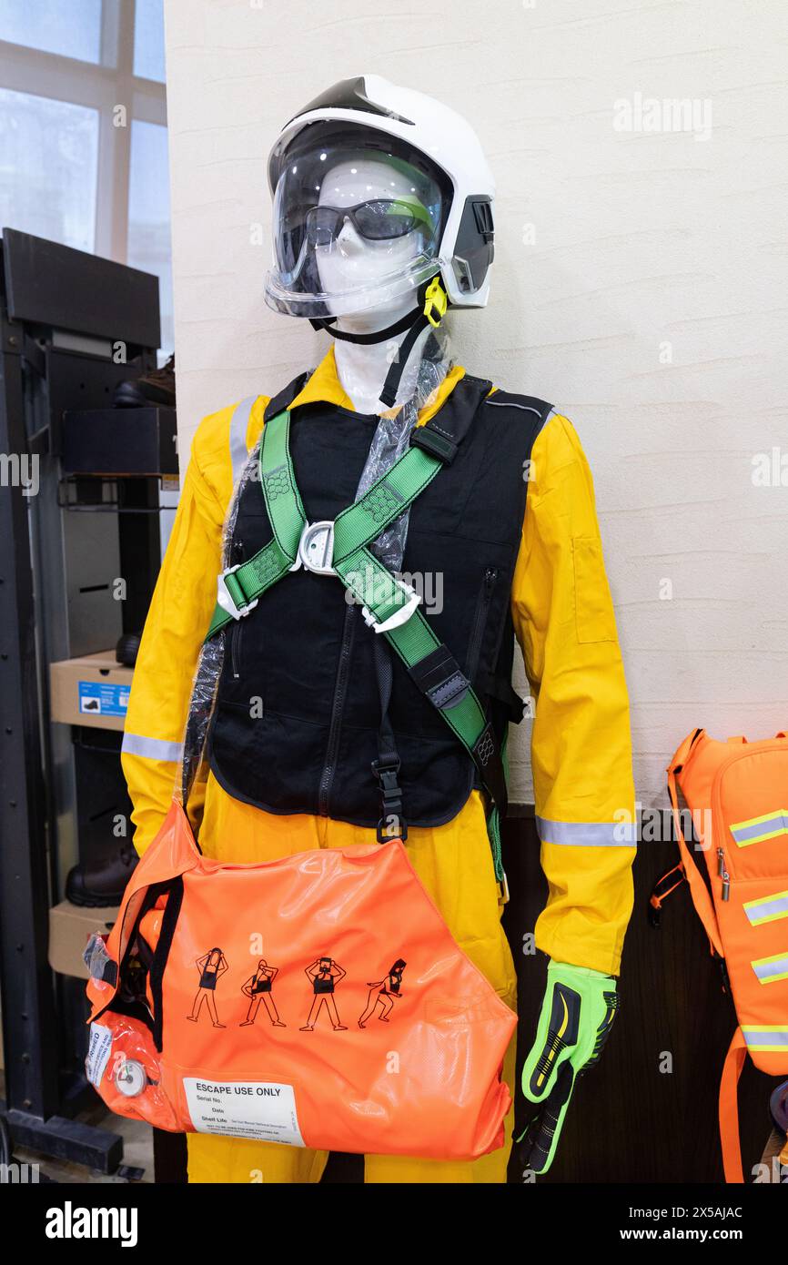 Dispositivi di protezione individuale - sicurezza sul lavoro industriale e dispositivi di protezione individuale sul display. Elmetto di sicurezza e cuffie antirumore Foto Stock