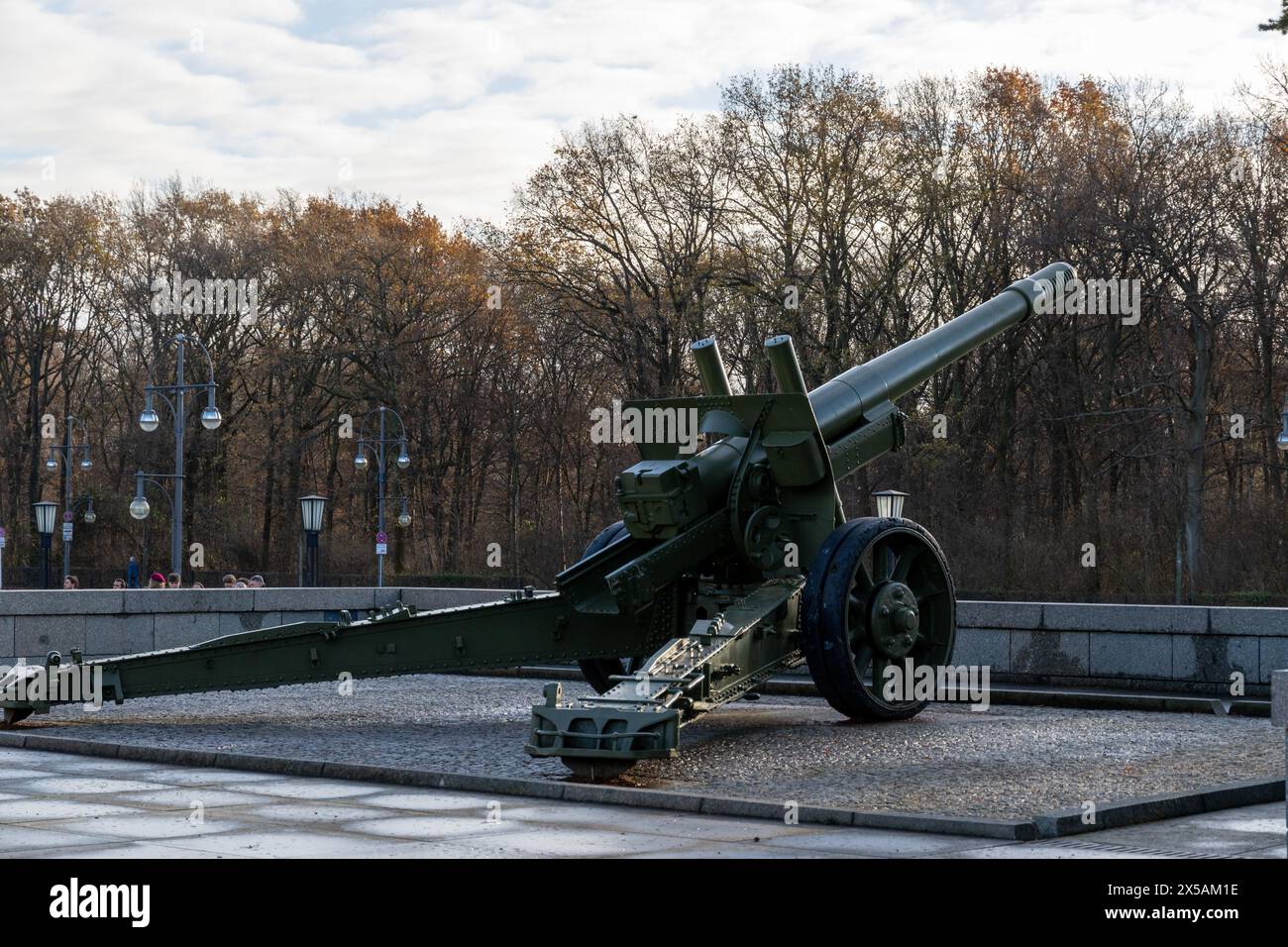 Berlino, Germania - 16 dicembre 2023: Cannone di artiglieria russa al monumento della vittoria vicino a Tiergarten. Turisti visibili sullo sfondo Foto Stock