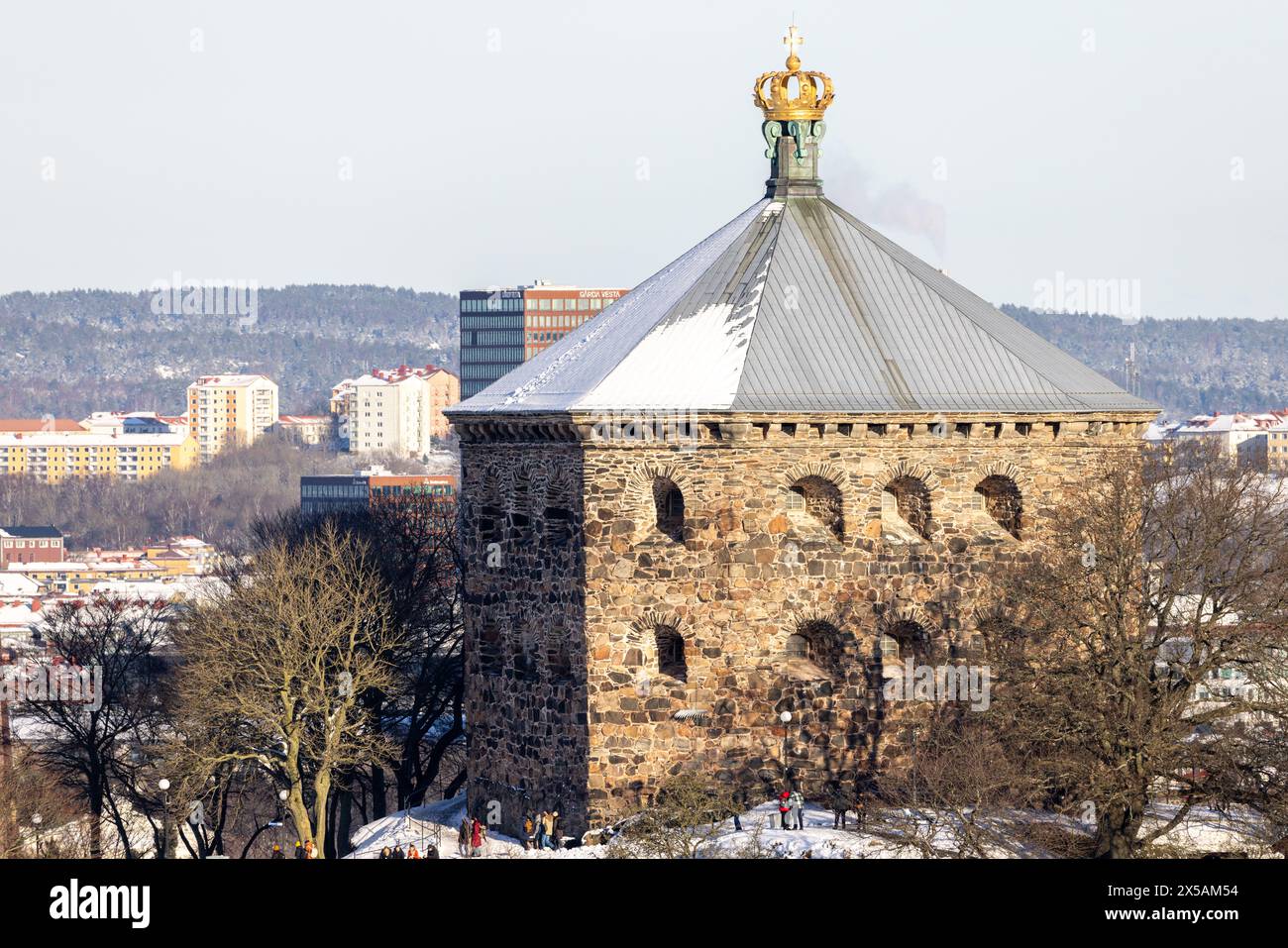 gothenburg, Svezia - 04 febbraio 2023: Fortificazione in pietra con neve sul tetto e querce. Persone visibili a terra. Foto Stock