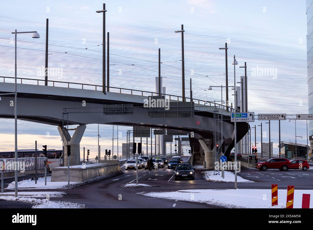 gothenburg, Svezia - 4 febbraio 2023: Ponte in cemento e auto al semaforo. Persone visibili che attraversano la strada Foto Stock