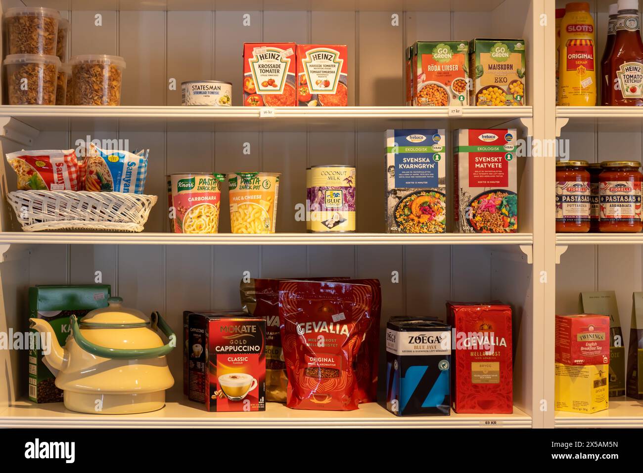 Ronneby, Svezia - 18 febbraio 2023: Prodotti alimentari e caffettiera sugli scaffali di un vecchio negozio locale. Niente persone Foto Stock