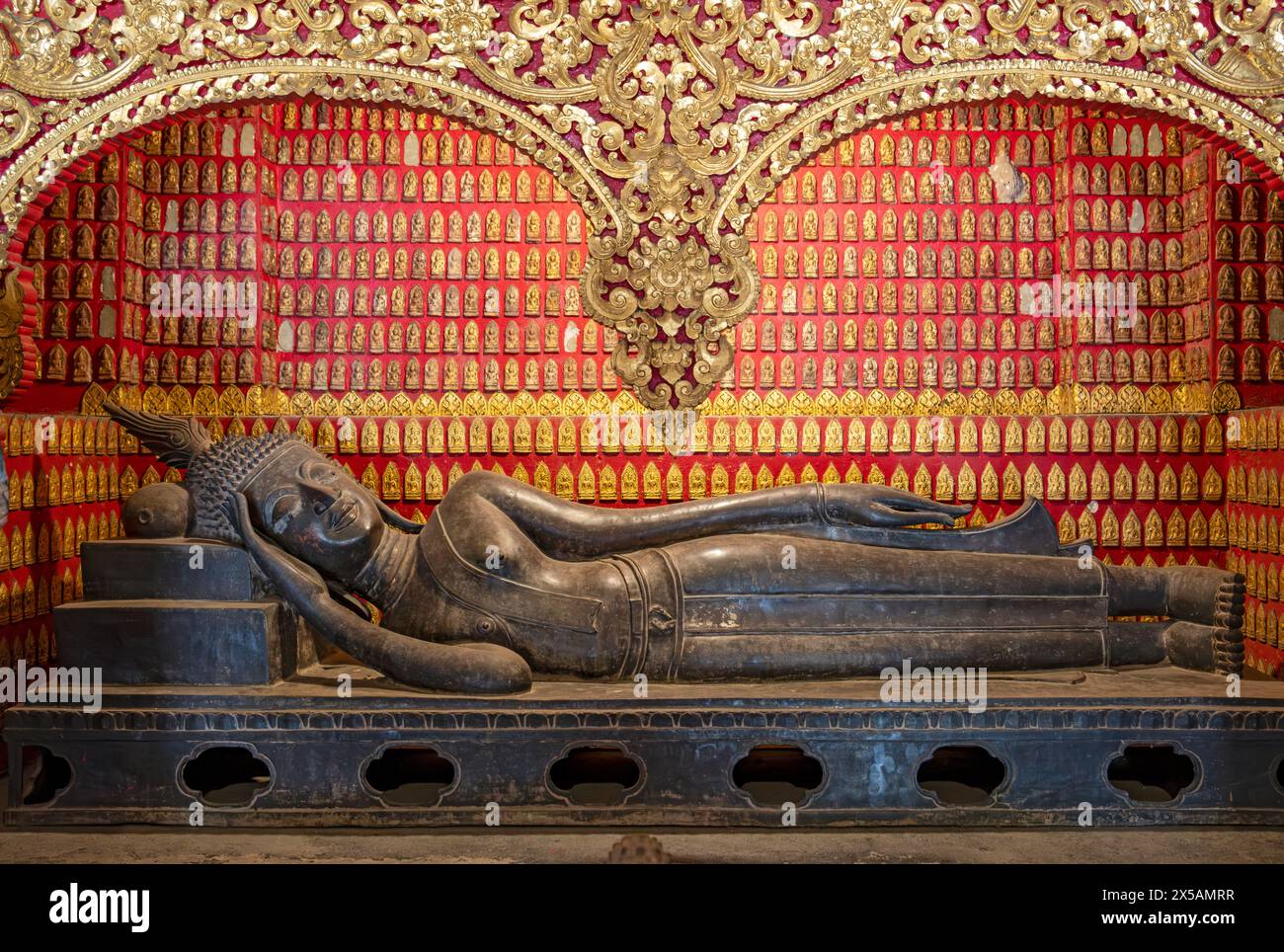 Buddha reclinato a Wat Xieng Thong, Luang Prabang, Laos Foto Stock