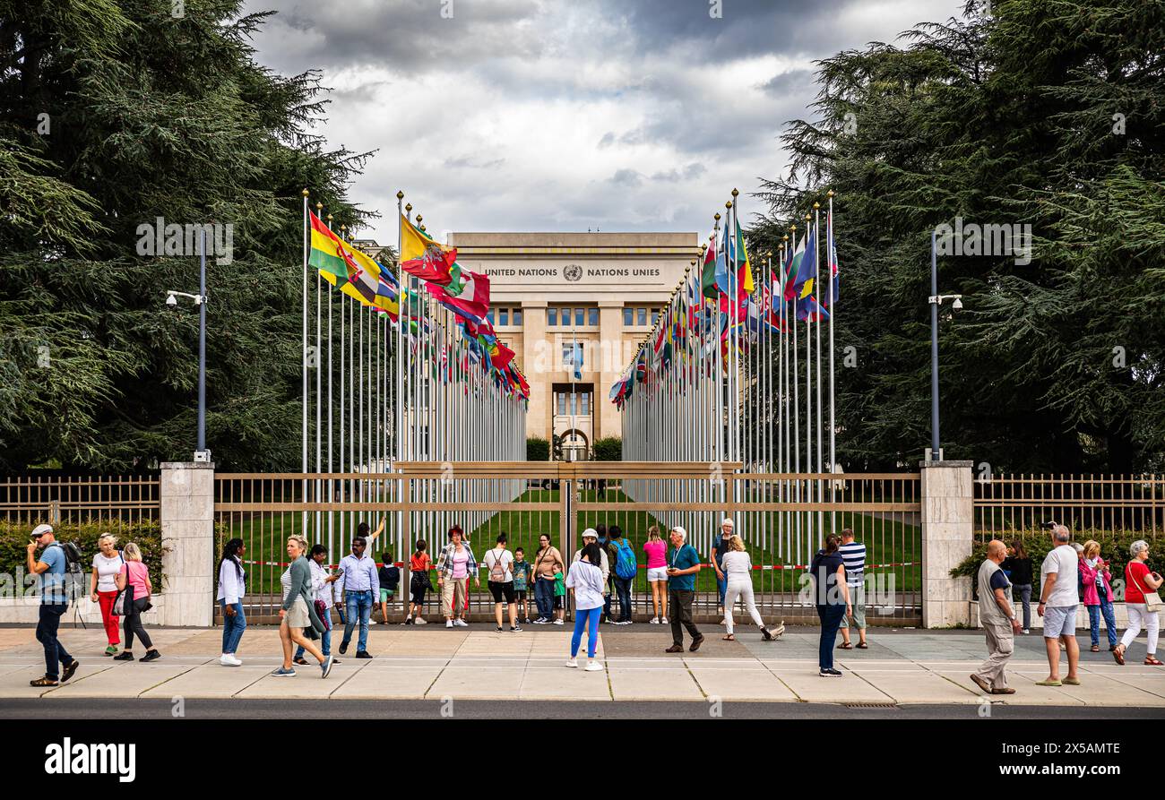 Blick auf den Palais des Nations, welches der Hauptsitz der Vereinten Nationen in Genf ist. Vorne am Sicherheitszaun sind zahlreichen Touristen zu fin Foto Stock