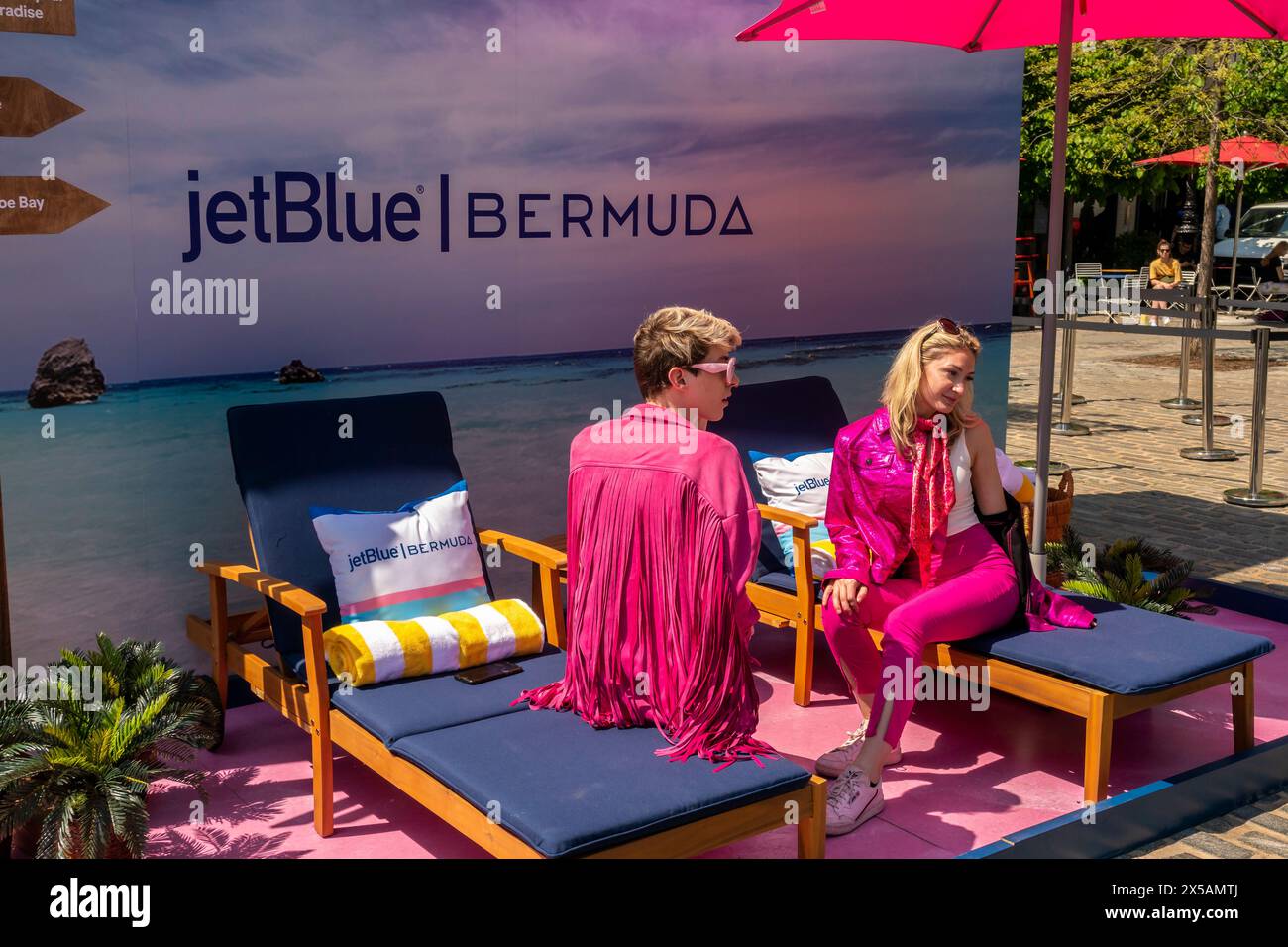 Le persone partecipano a un'attivazione del marchio Jet Blue nel quartiere Meatpacking di New York giovedì 2 maggio 2024. I partecipanti hanno partecipato per avere la possibilità di vincere un viaggio alle Bermuda. (© Richard B. Levine) Foto Stock