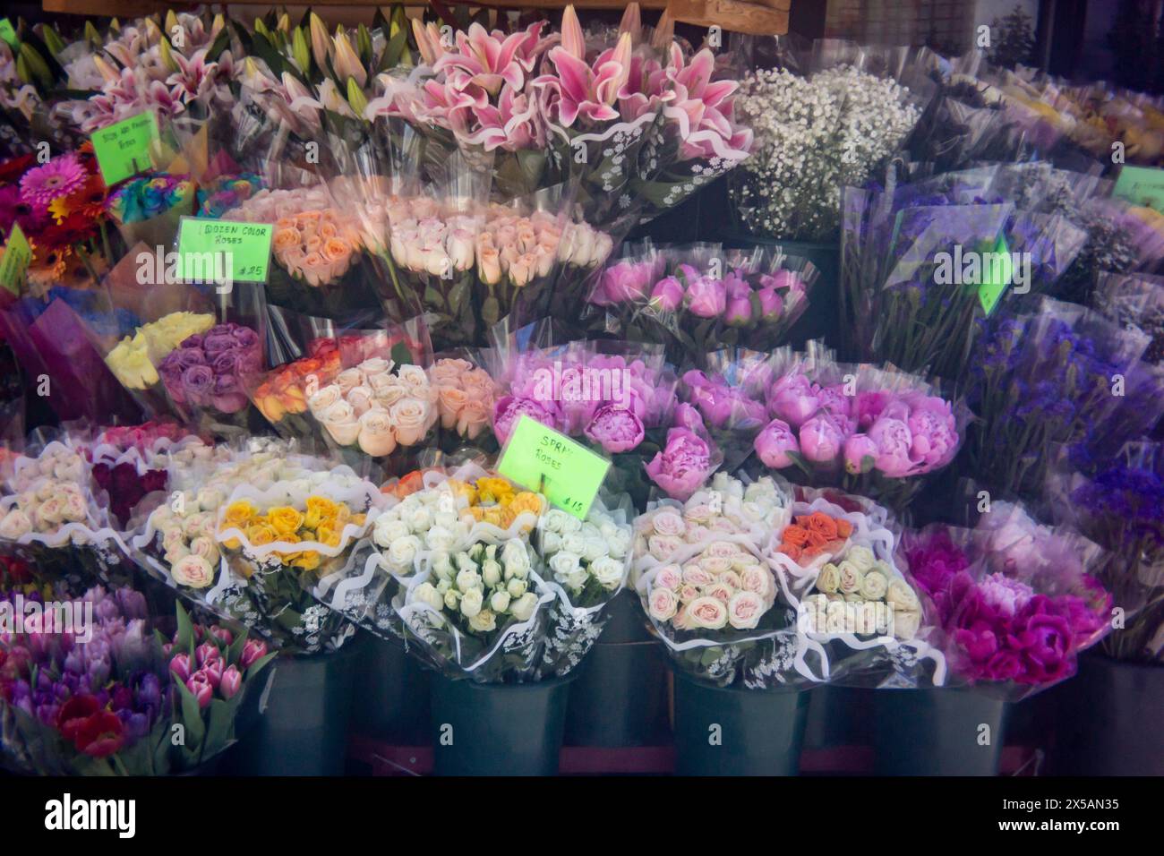 Festa della mamma fiori e regali nel Greenwich Village di New York martedì 7 maggio 2024. La festa della mamma fu celebrata per la prima volta negli Stati Uniti nel 1908 con il merito di Anna Jarvis che iniziò una campagna per rendere il giorno una festa riconosciuta, che accadde nel 1914 con Pres. Woodrow Wilson che firmò un proclama. (© Richard B. Levine) Foto Stock