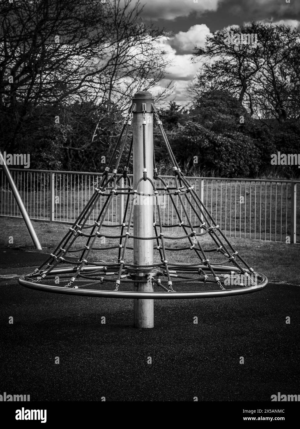 Parco giochi per bambini, struttura per arrampicata, immagine in bianco e nero. Foto Stock