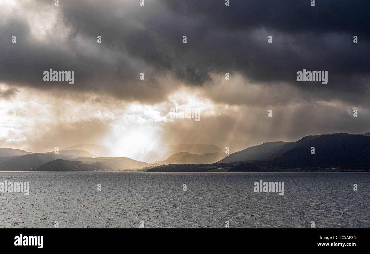 Dunkle Wolken und Niederschlag ergeben eine mystische Stimmung vor der Küste Norwegens in der Region Trondelag. (Küstengebiet Norwegen, regione Trondel Foto Stock